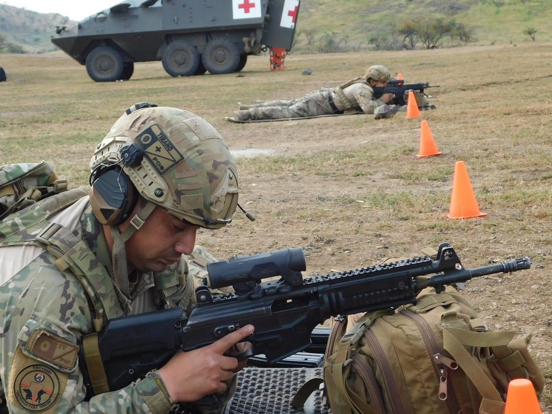 Efectivo realizando pru00e1ctica de tiro con fusil de asalto Galil ACE 22 N C equipado con mira u00f3ptica Elcan Specter OS Firma Eju00e9rcito de Chile