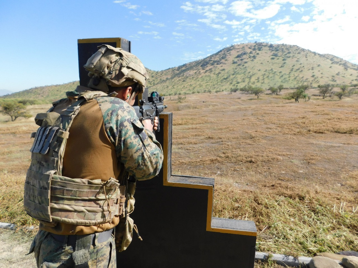 Efectivo en tiro de reacciu00f3n de combate con el fusil IWI Galil ACE 22 N C calibre 5,56x45 mm Firma Eju00e9rcito de Chile