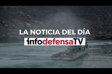 El buque Mar Caribe abastece a los peñones e islas frente a Marruecos con el apoyo de un Chinook