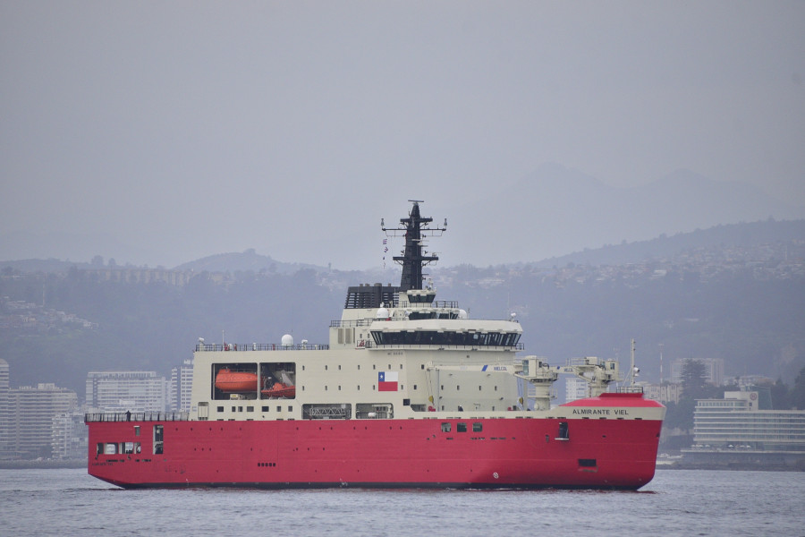 Rompehielos AGB 46 Almirante Viel navegando en la bahía de Valparaíso Firma Armada de Chile