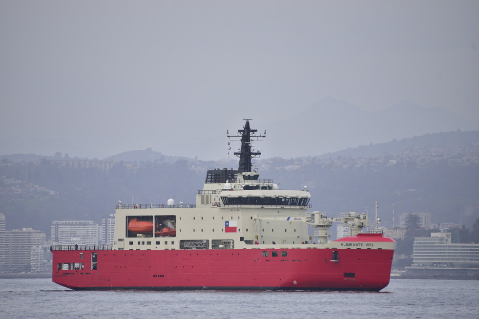 Rompehielos AGB 46 Almirante Viel navegando en la bahía de Valparaíso Firma Armada de Chile