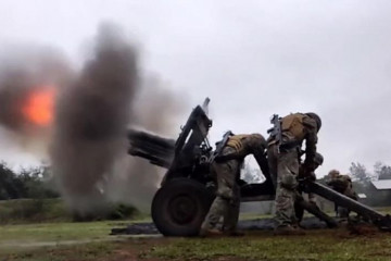 Disparo de obús Oto Melara M 56 de 105 mm en el ejercicio Tralkan Firma Ejército de Chile