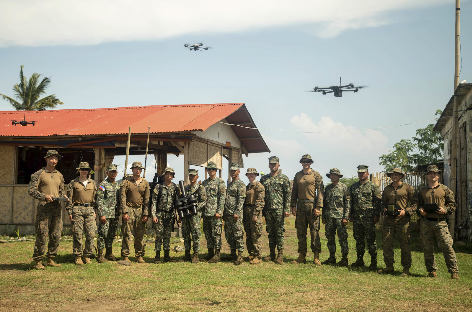 Los infantes de marina de Filipinas y Estados Unidos se adiestran conjuntamente en el uso de sistemas antidrón