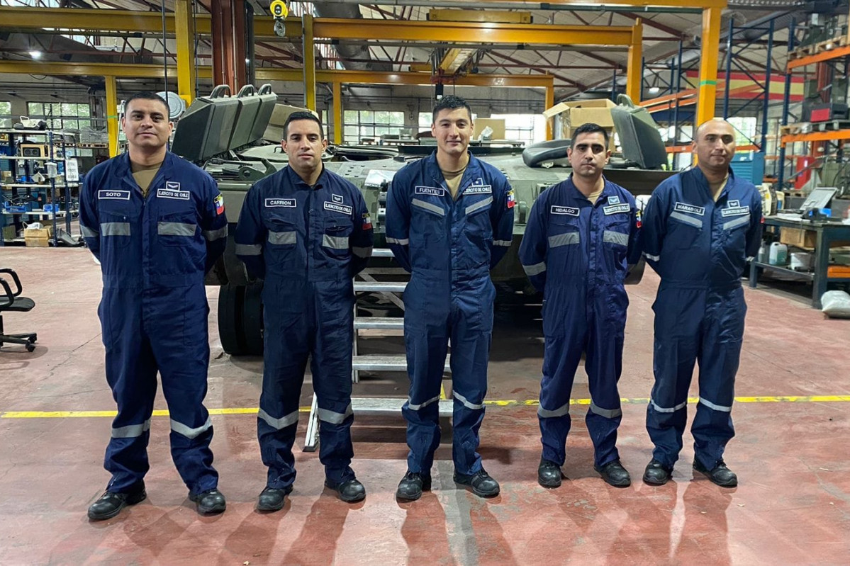 Mecu00e1nicos en el Parque y Centro de Mantenimiento de Sistemas Acorazados Nu00b01 Firma 1u00aa Brigada Acorazada Coraceros del Eju00e9rcito de Chile