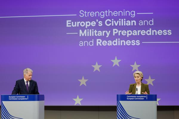 Sauli Niinistö junto a Ursulan von der Leyen en la presentación del informe sobre la preparación y disposición civil y militar de Europa. Foto. Comisión Europea