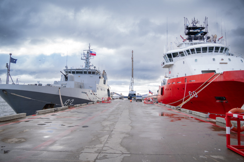 Patrullero oceánico OPV 83 Marinero Fuentalba y remolcador ATF 60 Lientur en el muelle Capitán Guillermos de Punta Arenas Firma Armada de Chile