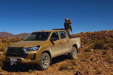 Camioneta Toyota Hilux 4x4 enpleada en tareas de control de frontera en Ollague Firma Ejército de Chile