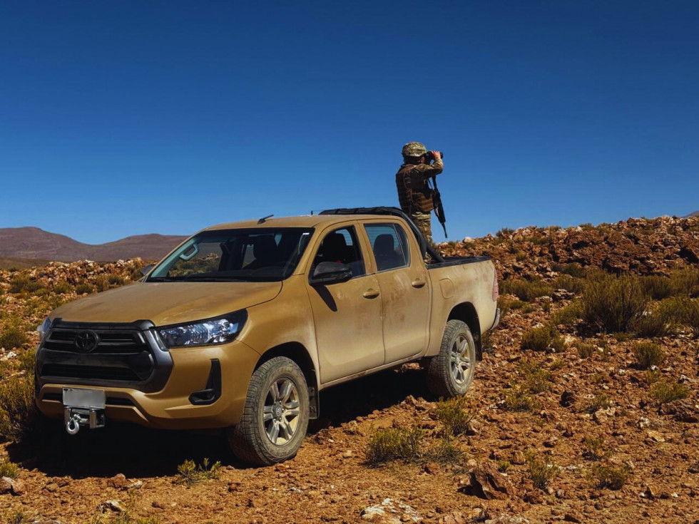 Camioneta Toyota Hilux 4x4 enpleada en tareas de control de frontera en Ollague Firma Ejército de Chile