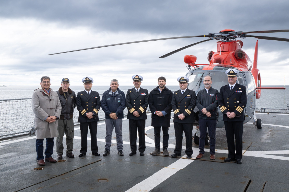 Autoridades civile y navales en la cubierta de vuelo del OPV 83 Marinero Fuentealba Firma Armada de Chile