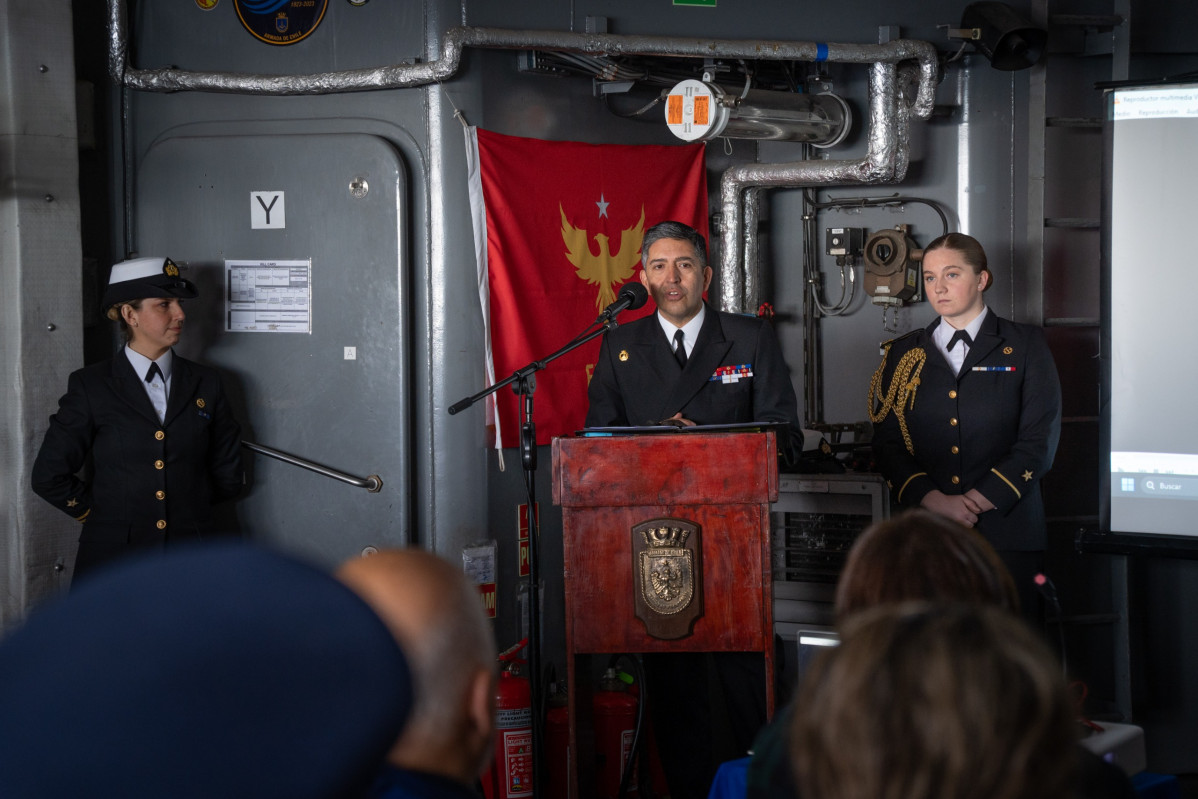 Contraalmirante Jorge Castillo Firma Armada de Chile