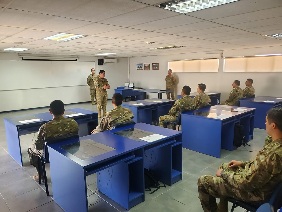 Alumnos del curso de aplicaciu00f3n de guerra electru00f3nica Thor en la Escuela de Telecomunicacions Firma Cedoc Eju00e9rcito de Chile