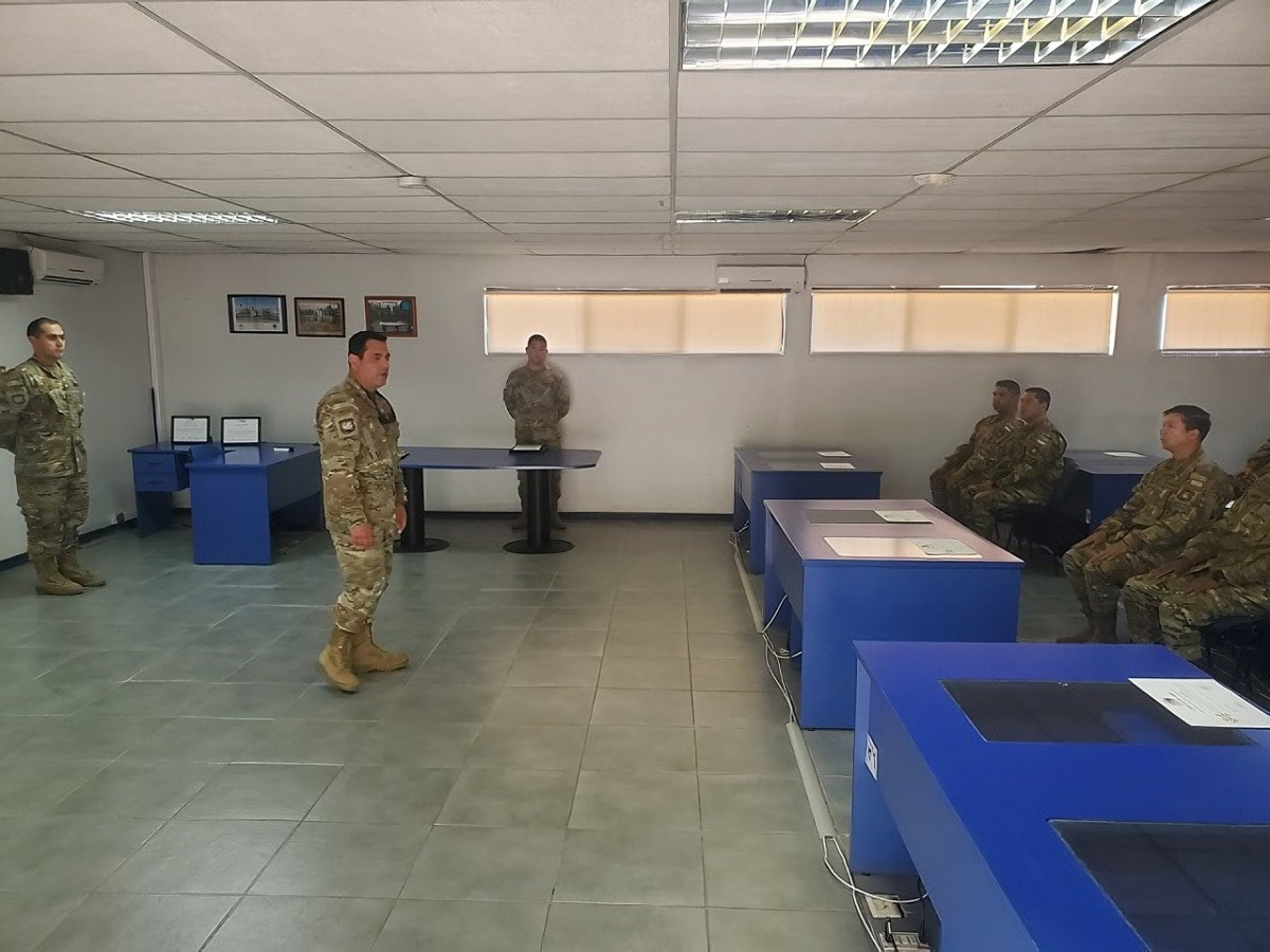 El coronel Fuentes junto a los alumnos del curso de aplicaciu00f3n de guerra electru00f3nica Thor Firma Cedoc Eju00e9rcito de Chile