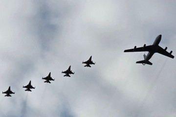 Formación de aviones F 16C D Block 50 y KC 135E Stratotanker de la FACh en su arribo a la base aérea de Natal Firma Instagram cruzex 2024