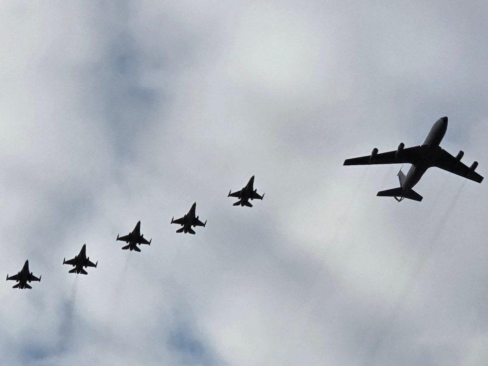 Formación de aviones F 16C D Block 50 y KC 135E Stratotanker de la FACh en su arribo a la base aérea de Natal Firma Instagram cruzex 2024