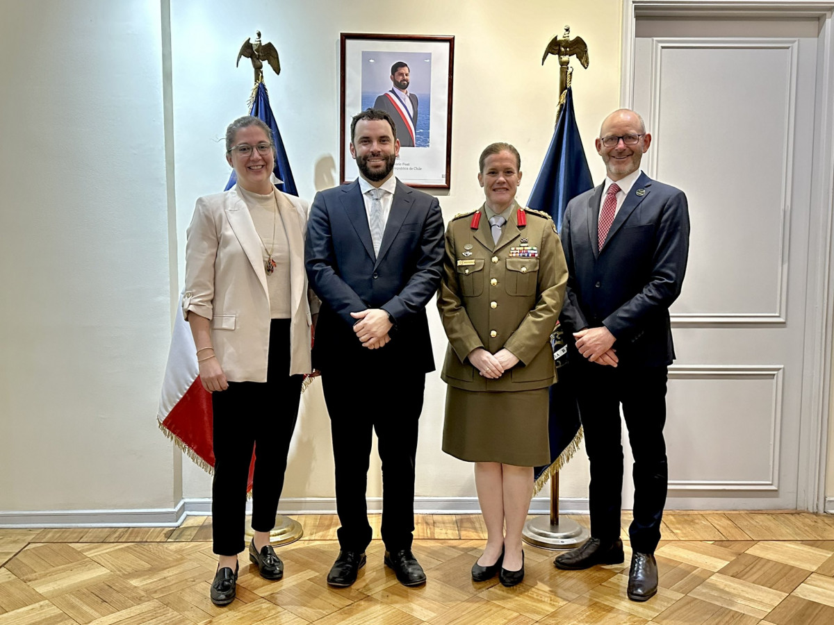 El subsecretario Montero junto a la brigadier Nerolie McDonald y el embajador australiano en Chile Andrew Martin Firma Subsecretaru00eda de Defensa de Chile