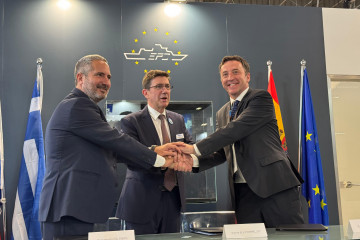 Los consejeros delegados de FIncantieri, Naval Group y Navantia en la firma de la nueva fase de la corbeta europea Euronaval 2024. Foto. Santi Moreno Infodefensa