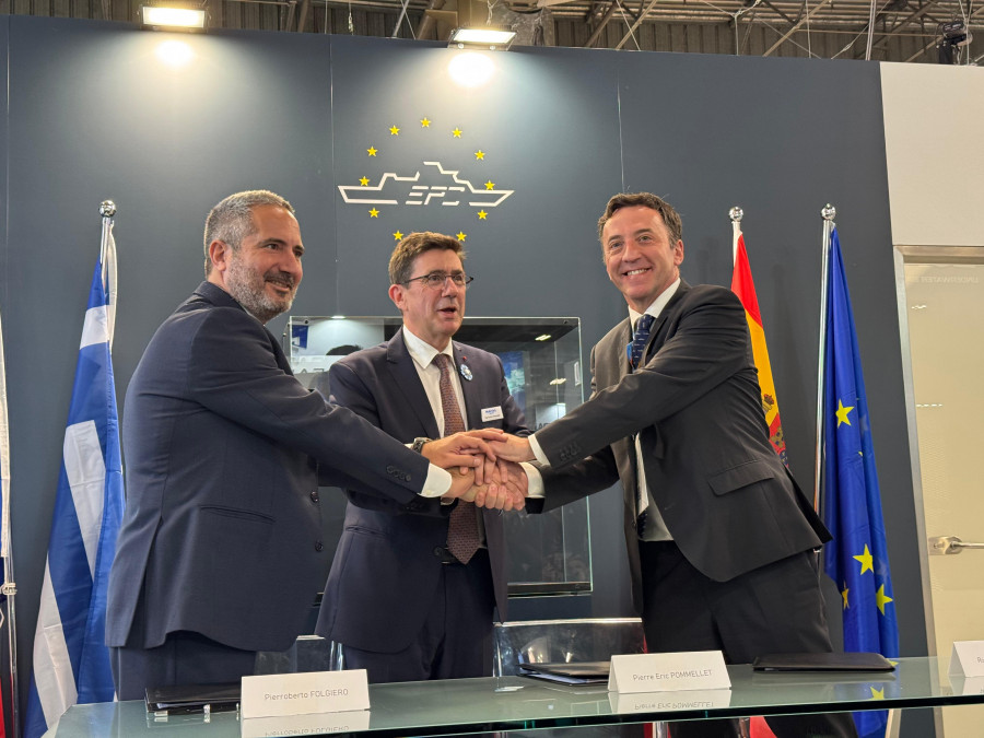 Los consejeros delegados de FIncantieri, Naval Group y Navantia en la firma de la nueva fase de la corbeta europea Euronaval 2024. Foto. Santi Moreno Infodefensa