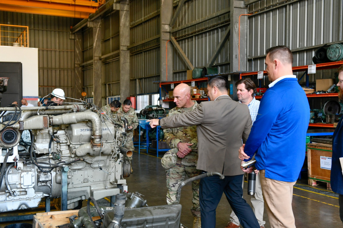 Los visitantes en el Taller de Motores del Centro de Mantenimiento Industrial Famae Talagante Firma Ejército de Chile