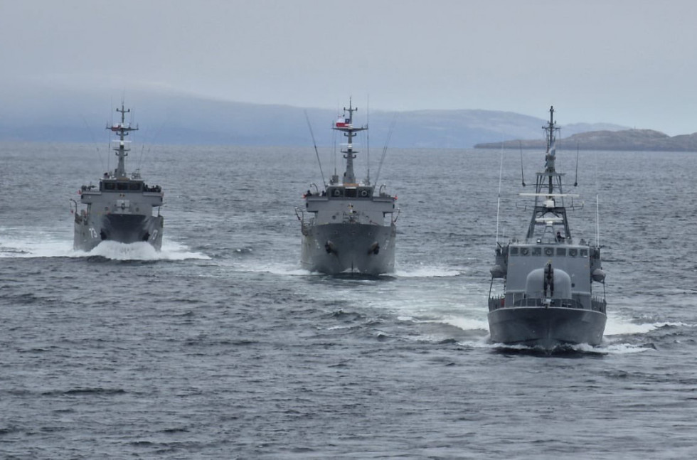 Patrulleros de servicio general PSG 73 Isaza y PSG 78 Sibbald de la Armada Argentina navegando en el Canal Beagle con la lancha rápida ARA Indomita P 86 Firma Armada Argentina