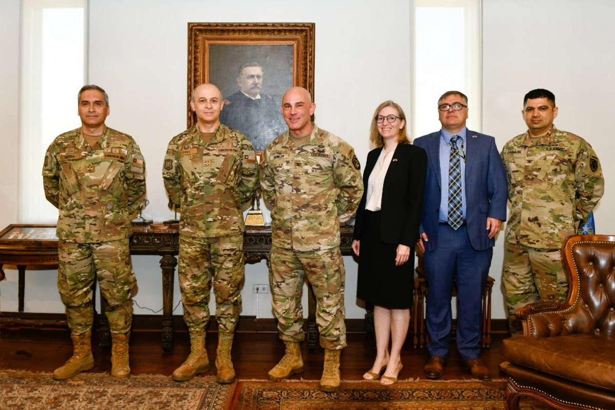 La comitiva del US Army Devcom Americas y DSCA de Estados Unidos junto al jefe de Estado Mayor general de divisiu00f3n Rodrigo Pino y el director de Dipride Pablo Sierra Firma Eju00e9rcito de Chile