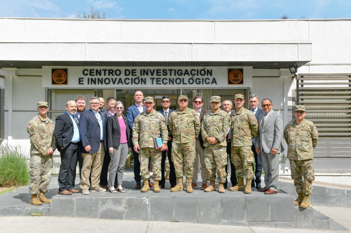 La comitiva estadounidense en su visita al Ciitec Firma Eju00e9rcito de Chile