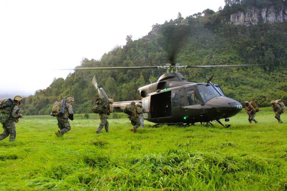 Una de las patrullas de ingenieros abordan un helicóptero Bell 412 de la FACh para desplegarse a la zona de acción táctica de la competencia Firma Destacamento de Montaña N°9 Arauco del Ejército