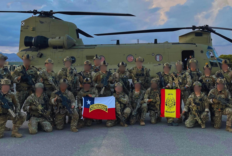 Operadores de la BOE Lautaro y del Mando de Operaciones Especiales del Ejército de Tierra español posan junto a un helicóptero Boeing CH 47F de las Famet Firma Ejército de Chile