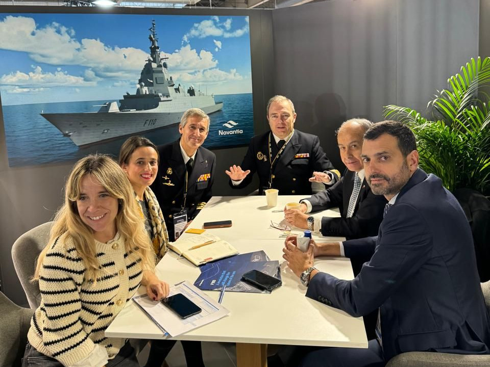 El gerente de Relaciones Institucionales y Desarrollo de Negocios de GL Events Chile Rodrigo Lobo junto a representantes de Navantia Firma Exponaval