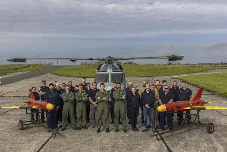 La Royal Navy derriba un dron Banshee utilizando un misil Martlet lanzado desde un helicóptero Wildcat