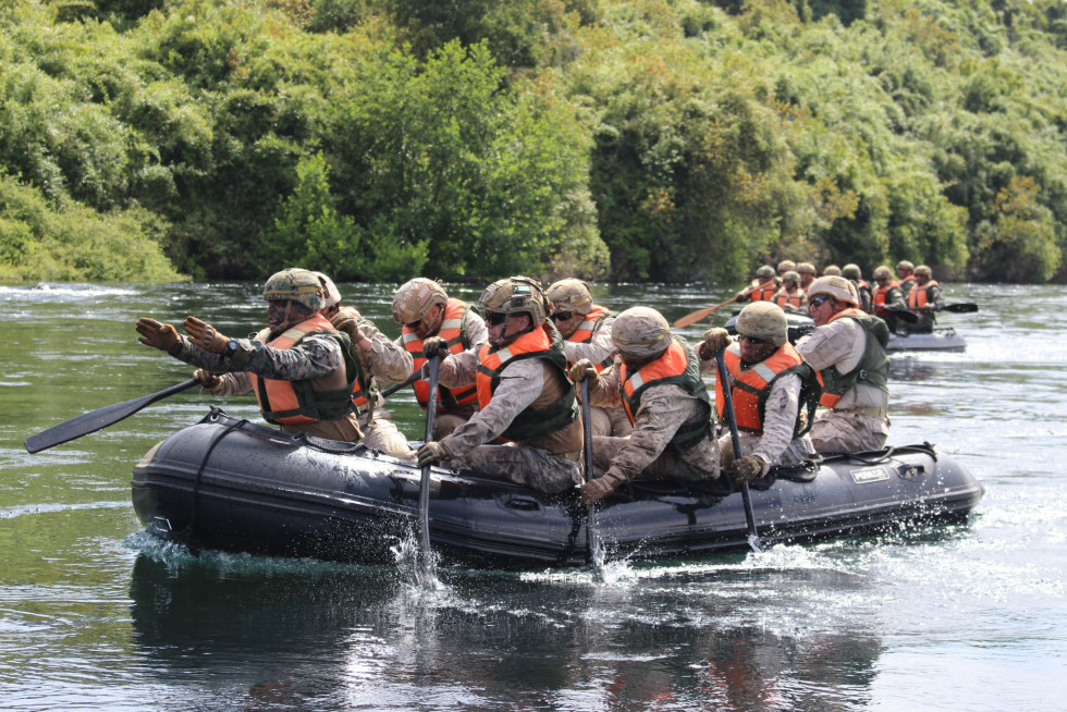 Patrullas en la prueba de boga de 23 kms en el río Damas Firma Destacamento de Montaña N°9 Arauco del Ejército de Chile