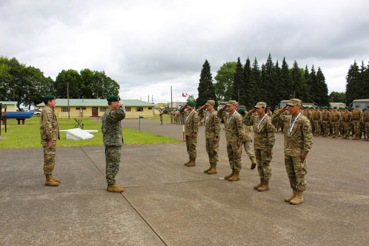 Entrega de medallas a uno de los patrullas de la Evaluaciu00f3n Tu00e1ctico Tu00e9cnica de Ingenieros 2024 Firma Destacamento de Montau00f1a Nu00b09 Arauco del Eju00e9rcito de Chile