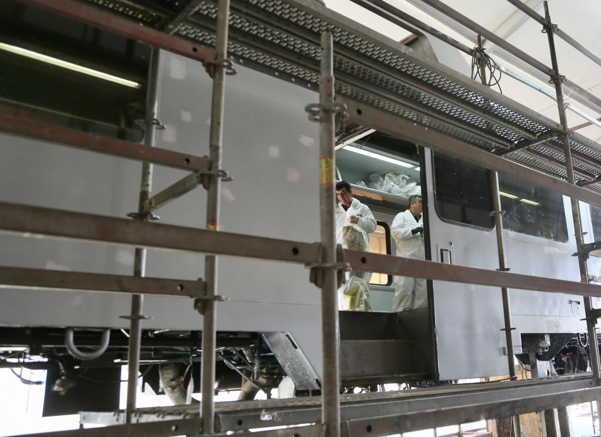 Trabajos al interior de un carro de uno de los trenes TLD 593 Firma Ministerio de Defensa Nacional de Chile