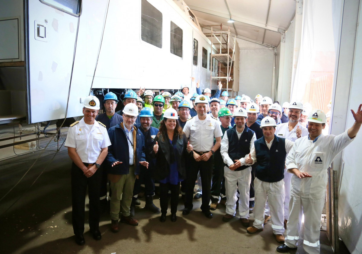 Las autoridades y los trabajadores de Asmar junto a uno de los trenes que estu00e1 siendo recuperado en la planta industrial de Talcahuano Firma Ministerio de Defensa Nacional de Chile