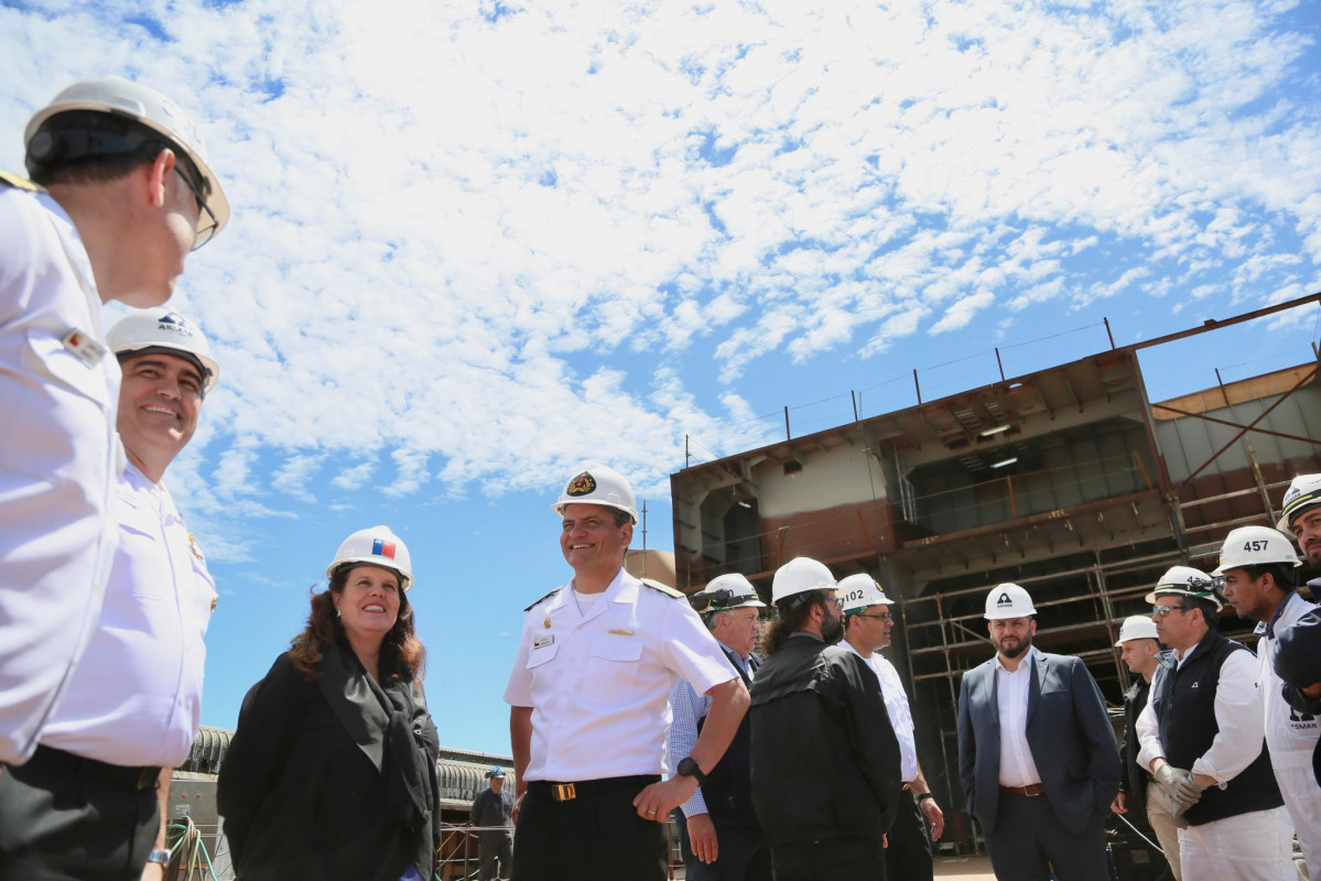 La ministra Fernu00e1nde en su recorrido por la grada de construcciu00f3n de Asmar Talcahuano Firma Ministerio de Defensa Nacional de Chile