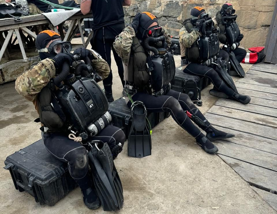 Alumnos del curso de Buzo Tu00e1ctico Militar con equipos de buceo de circuito cerrado FIrma Eju00e9rcito de Chile