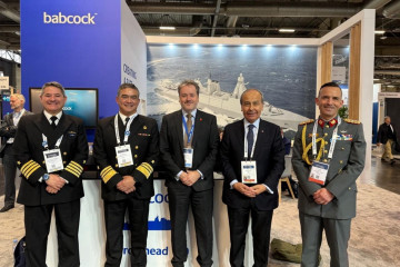 El vicealmirante Leonardo Chávez de la Armada de Chile el gerente de Relaciones Institucionales y Desarrollo de Negocios de GL Events Chile Rodrigo Lobo en el stand de Babcock en Euronaval 2024 Firma