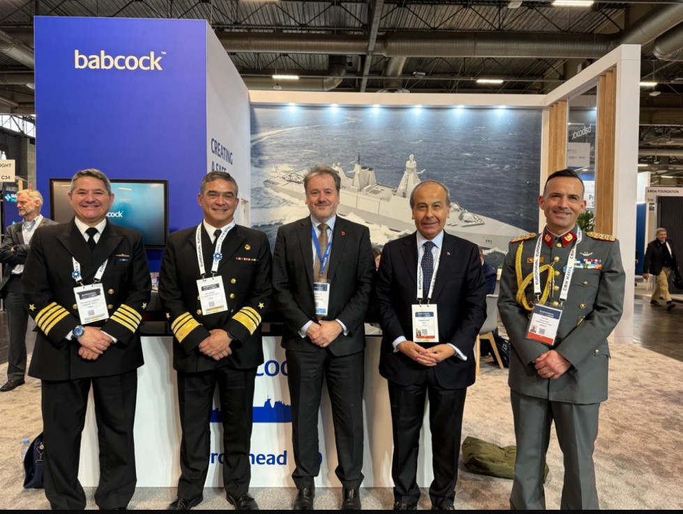 El vicealmirante Leonardo Chávez de la Armada de Chile el gerente de Relaciones Institucionales y Desarrollo de Negocios de GL Events Chile Rodrigo Lobo en el stand de Babcock en Euronaval 2024 Firma