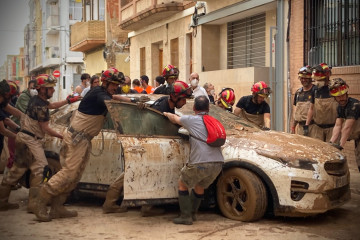 Rescate de un coche atascado por la DANA