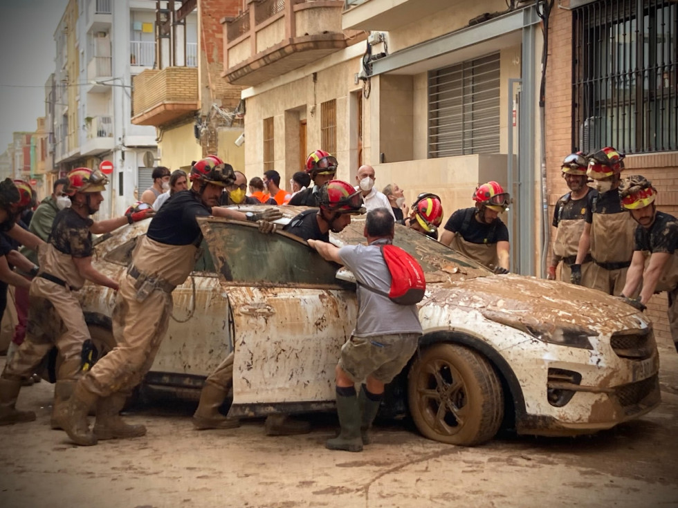 Rescate de un coche atascado por la DANA