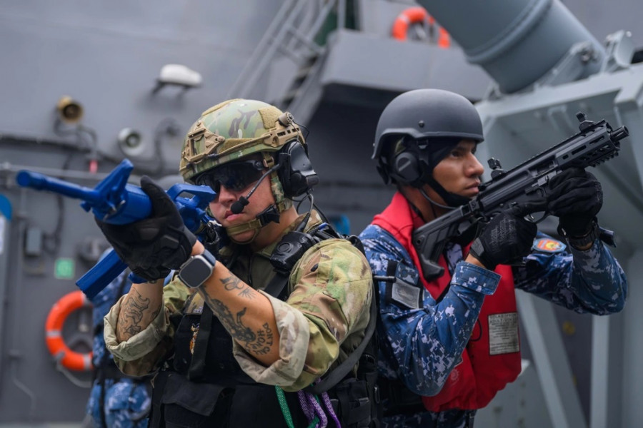 Tripulante de la fragata ARM Benito Juaréz de la Armada de México con uniforme pixelado azul en un ejercicio de abordaje y registro en Rimpac 2024 Firma Petty Officer 1st Class Jesse Monford US Navy