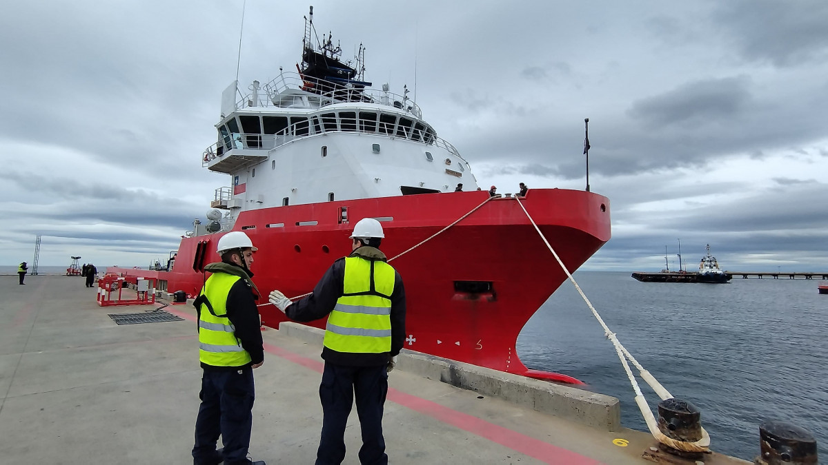 ATF 60 Lientur en el muelle Capitu00e1n Guillermos de Punta Arenas Firma Armada de Chile