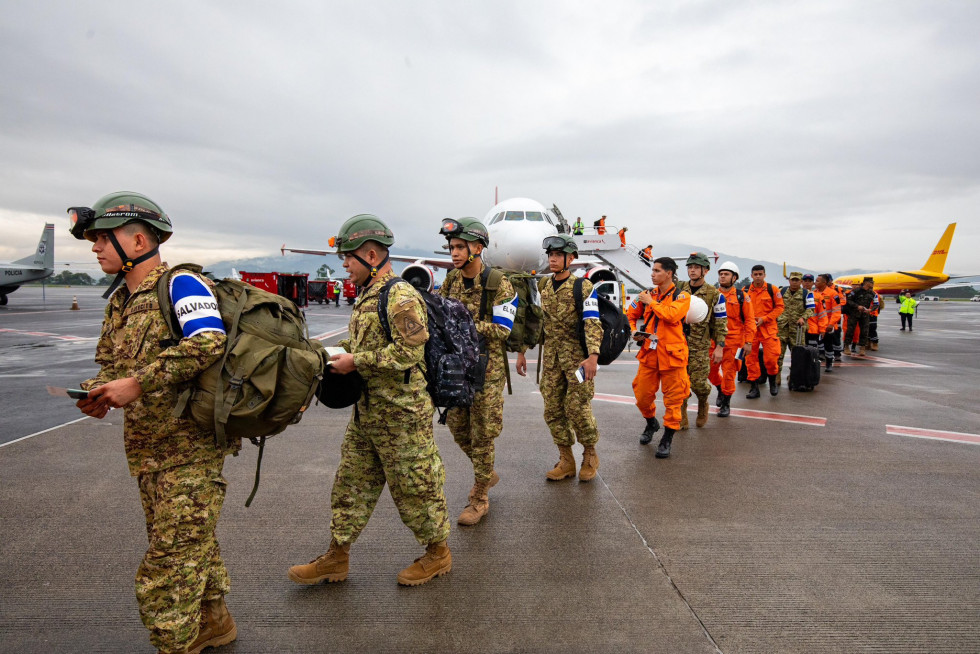 Primer contigente de militares y rescatistas salvadoreños arriba a Costa Rica