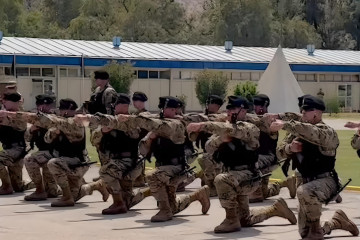 Los nuevos graduados efectúan la Oración del Comando que marca la culminación de meses de ardua preparación Firma Ejército de Chile