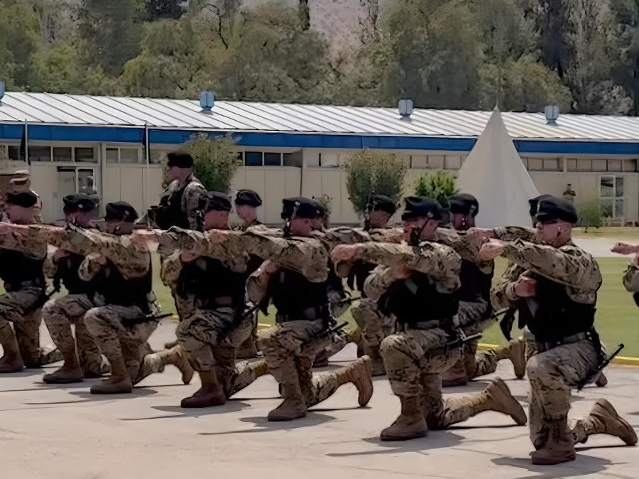 Los nuevos graduados efectúan la Oración del Comando que marca la culminación de meses de ardua preparación Firma Ejército de Chile