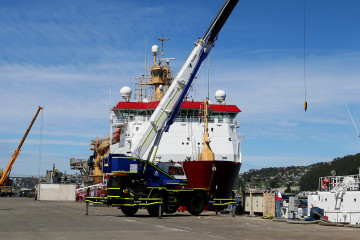 Rompehielos polar HMS Protector A 71 de la Royal en Asmar Talcahuano Firma Ministerio de Defensa Nacional de Chile