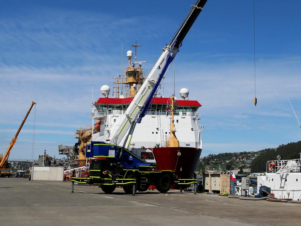 Rompehielos polar HMS Protector A 71 de la Royal en Asmar Talcahuano Firma Ministerio de Defensa Nacional de Chile