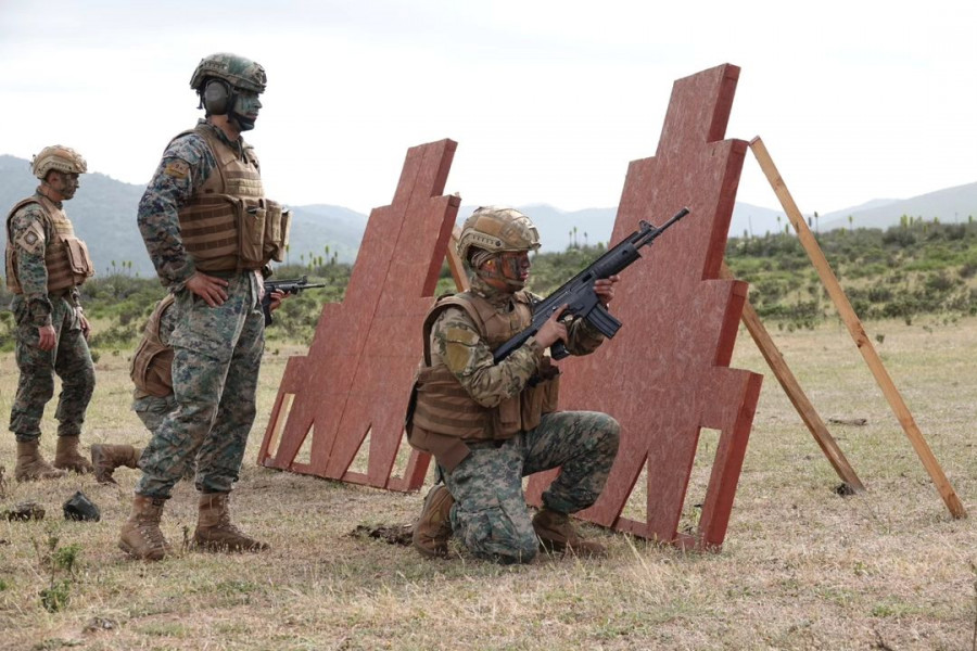 Alumnos en instrucción de tiro de polígono con fusil IWI Galil ACE 22 N C Firma Escuela de Suboficiales del Ejército de Chile