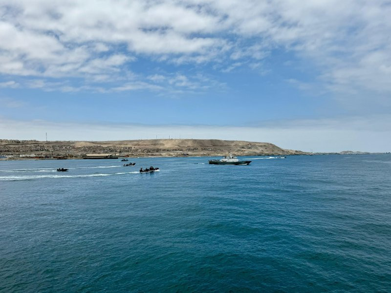 Despliegue de unidades para contener el vertimiento simulado de combustible en el mar Firma Armada de Chile