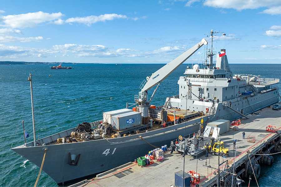 Transporte AP 41 Aquiles en el muelle Capitán Guillermos de Punta Arenas Firma Armada de Chile