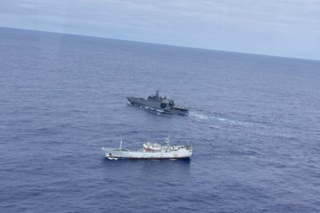 El patrullero oceánico OPV 82 Comandante Toro fiscalizando un pesquero en la operación de vigilancia oceánica en las cercanías de las Islas Desventuradas Firma Armada de Chile